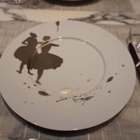 ドミニク・ブシェ トーキョー - まず飾り皿を見てテンションがあがります。