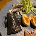 手打ちそば むら季  - 冷やしあげなす・〆鯖・煮卵