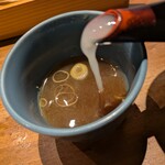 手打ちそば むら季  - 蕎麦湯を注ぐ