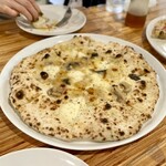 富良野チーズ工房 ピッツァ工房 - ふらのチーズスペシャル（2,150円）