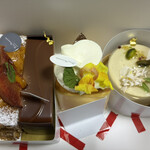 パティシエ・ヒロ ヤマモト - 左からネクタリンのミルフィーユ、アニエス、スフレフロマージュ、ミッシェル