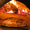 トラットリア・イタリア - 料理写真:石窯と薪で焼くピッツァ。香ばしくてモチモチ。