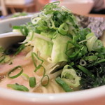 麺や 福一 - 鶏豚骨塩に九条ネギ投下
