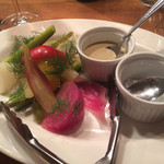 蟹味噌と野菜
          野菜が酢漬けになっていて、蟹味噌のクリーミーさとぶつかる気もしますが…好みの問題かも