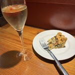 ワイン食堂TreTre - キノコのキッシュ　ちょっと食べちゃった　