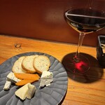 ワイン食堂TreTre - チーズ盛り合わせと赤ワイン
