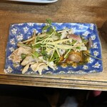 梟小路 - 鳥皮ポン酢。生姜と茗荷がよかった。