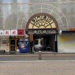 ワイン食堂TreTre - ビルの奥にお店へ行く道があります