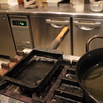 お料理 ちゃとら - 出汁巻たまごのフライパン、思い入れがあり新しいのを買ってもコレでないとダメだそうです。