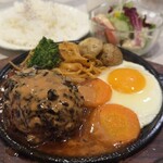 セリカ - ハンバーグ、目玉焼き、イタスパ、人参、じゃがいも、ブロッコリーと盛りだくさん