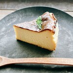 RIBBON'S CAFE - バスクチーズケーキ