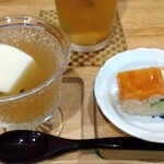 酒肴結 さかぐち - お通し、サーモンの押し寿司と卵豆腐のすだちあんかけ