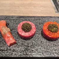 焼肉うしごろ 池袋店 - 厳選和牛とキャビアのタルタル、新いくらのユッケ、トリュフとザブトンの炙り握り