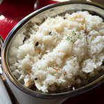 ワン スプーン - おかわり用のバターライスもたっぷりとご用意。