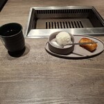 焼肉うしごろ - キャラメリゼした焼き芋と、塩ミルクアイスです。