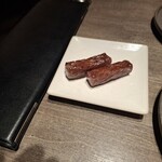 焼肉うしごろ - 網の鉄板の上で焼いた、熊本県産のA5厚切りサーロインのその1です。