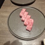 焼肉うしごろ - 熊本県産のA5厚切りサーロイン・その1です。まさに火の国の精神がこもった極上の霜降りです。