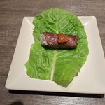 焼肉うしごろ - 塩を浸けた熊本県産のA5厚切りサーロインをサンチュの上にのせ、サムジャンを付けたものです。