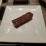 焼肉うしごろ - 網の鉄板の上で焼いた、熊本県産のA5厚切りサーロインのその2です。