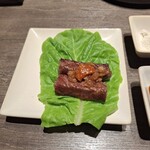 焼肉うしごろ - サンチュの上にのせ、サムジャンとおろしポン酢をのせた網の鉄板で調理済みの熊本県産・A5厚切りサーロインです。