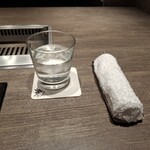 焼肉うしごろ - お冷とおしぼりです。