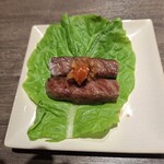 焼肉うしごろ - サンチュの上にのせ、サムジャンとおろしポン酢を添えた調理済みの熊本県産・A5厚切りサーロインです。