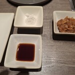 焼肉うしごろ - 厚切りサーロインに浸けたり、添えたりするおろしポン酢、薫製醤油、塩です。