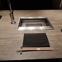 焼肉うしごろ 池袋店 - 私が案内された、半個室風のテーブル席です。