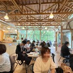 富良野チーズ工房 ピッツァ工房 - 店内は大きな窓から緑が美しいです