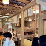 富良野チーズ工房 ピッツァ工房 - 本場ナポリから取り寄せた薪窯が存在感あります(^^)