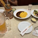 ライオン - サラダ、オムライス、ガーリックトースト、ザワークラウト