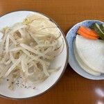 和風らーめん 金子 - サービスのもやしナムルとぬか漬け