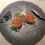 Ristorante SHIKAZAWA - ホルモンの一品　切断後　酸味と甘味にホルモンとチーズの脂、パクチーの苦味がとてもいいバランスでした。まさかと思った一品です。