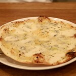 カフェコゾラ - 4種のチーズのピザ