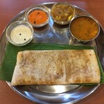 ニラー 南インド料理 京橋店 - サラダも注文していたのですが「サラダを作るのが遅れてごめんなさい〜」とのことで最初にチキンキーマドーサが到着。