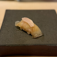 鮨 龍馬 - ヒラメの昆布締め えんがわ乗せ
