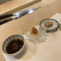 鮨 龍馬 - もずくの梅肉乗せ、ホタテのカツオの酒盗乗せ、胡麻豆腐