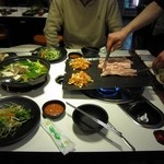 팔색삼겹살 - お店のスタッフが焼いてくれます