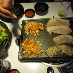 팔색삼겹살 - 2012年の焼いている途中