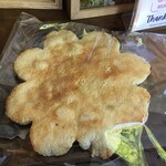 SURABI - サワラのすり身が練り込んであると思われます。駄菓子屋にありそうな素朴な味わいが良いです♪