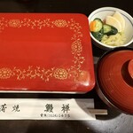 鰻禅 - 明るい朱のお重に目が覚める