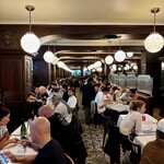 Bouillon République - 労働者の食堂みたいなのが、こちらの歴史の始まりなのかな。
            びっくりするぐらいの大箱に、ゲストがびっしり！