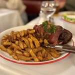 Bouillon République - 豚のスネ肉は、獣臭的な匂いが独特。
            食感も、パサパサのコンフィのよう。
            いやぁ、気持ちいいぐらい、口に合いませんでした(^^)