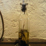 キヘイ カフェ - テーブルの上のオリーブオイル