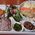 レストラン&バー カマアイナ - ハワイアンプレート：この日はチキンのホワイトグラタン季節の野菜添え