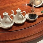 中国飯店 富麗華 - 内観(テーブル調味料)