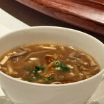中国飯店 富麗華 - 料理(酸味と辛味のスープ)