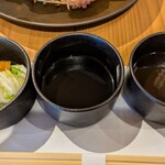 車道 フライのぶた福 - (左)お漬物、(中)ウスターソース、(右)とんかつソース