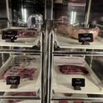 BUTCHER'S CUT - 熟成肉ディスプレイ上段