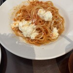 まちのイタリアン ワイン酒場 con le mani - モッツァレラチーズとトマトソースのパスタ